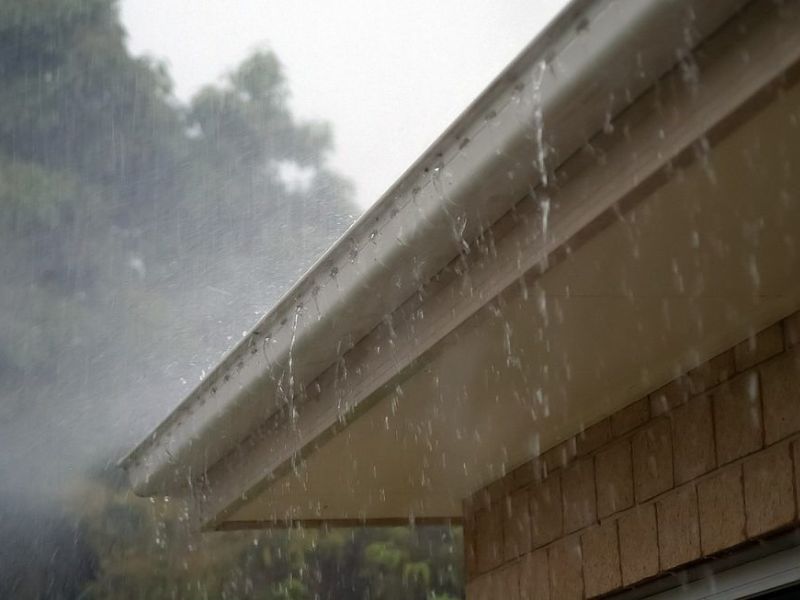 Eau de pluie qui coule sur un toit. 